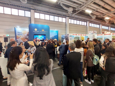 Saigontourist Group đẩy mạnh thị trường châu Âu qua Hội chợ ITB Berlin 2024- Ảnh 2. Các đối tác quốc tế tại gian hàng Saigontourist Group - Vietnam Airlines