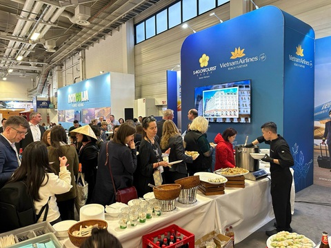 Saigontourist Group đẩy mạnh thị trường châu Âu qua Hội chợ ITB Berlin 2024- Ảnh 3. Đối tác quốc tế thưởng thức ẩm thực Việt Nam tại chương trình "Happy hour" giao thương và kết nối