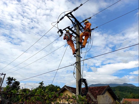 Hoàn thành chuyển lưới điện sang nhận nguồn từ trạm biến áp 110kV Đồng Xuân- Ảnh 1. Hoàn thành chuyển lưới điện sang nhận nguồn từ trạm biến áp 110kV Đồng Xuân- Ảnh 1.