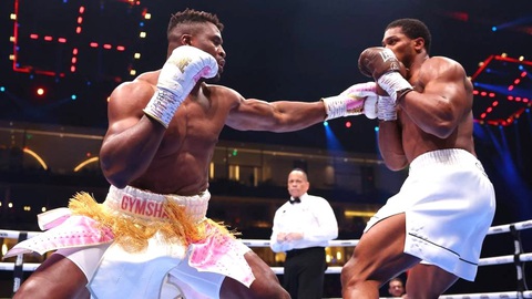 Cựu vô địch quyền anh Joshua hạ đo ván cao thủ MMA chỉ sau 2 hiệp- Ảnh 2. Joshua (phải) ra đòn về phía đối thủ - Ảnh: GETTY