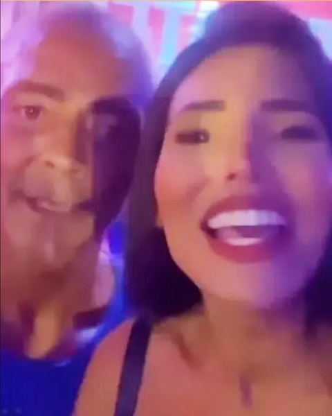 Huyền thoại bóng đá Brazil Romario hẹn hò hot girl kém 24 tuổi- Ảnh 1. Huyền thoại bóng đá Brazil Romario selfie cùng bạn gái mới - Ảnh: TERRA