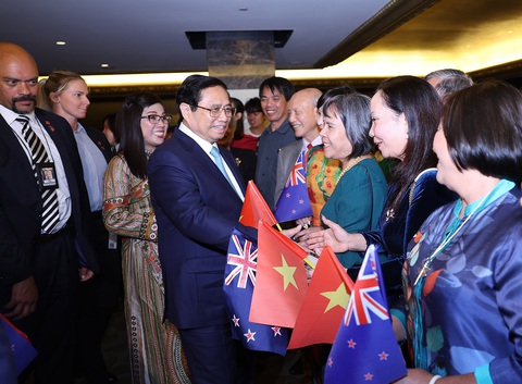 Thủ tướng Phạm Minh Chính đến Auckland, bắt đầu thăm chính thức New Zealand- Ảnh 2. Bà con kiều bào Việt Nam tại New Zealand đón Thủ tướng Phạm Minh Chính và phu nhân tại nơi đoàn ở - Ảnh: DƯƠNG GIANG