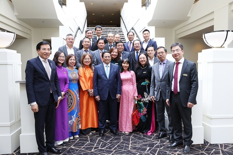 Thủ tướng Phạm Minh Chính kết thúc tốt đẹp chuyến thăm Úc, lên đường sang New Zealand- Ảnh 5. Thủ tướng Phạm Minh Chính chụp ảnh cùng Hội trí thức và chuyên gia Việt Nam tại Úc - Ảnh: DƯƠNG GIANG