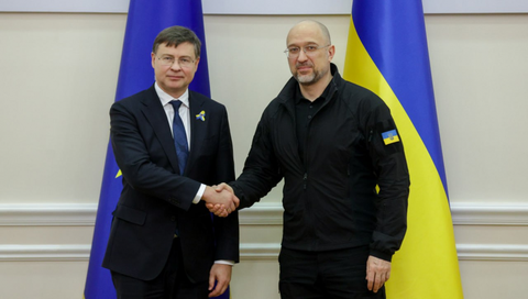 Phó chủ tịch Ủy ban châu Âu và Phó thủ tướng Ukraine Denys Shmyhal trong cuộc gặp hôm 8-3 - Ảnh: kmu.gov.ua Phó chủ tịch Ủy ban châu Âu Valdis Dombrovskis (trái) và Thủ tướng Ukraine Denys Shmyhal trong cuộc gặp hôm 8-3 - Ảnh: kmu.gov.ua