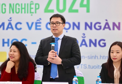 Hơn 6.000 học sinh Hải Dương dự tư vấn tuyển sinh- Ảnh 6. PGS.TS Vũ Duy Hải, trưởng ban tuyển sinh - hướng nghiệp Đại học Bách khoa Hà Nội - trả lời các câu hỏi liên quan đến ngành "chip bán dẫn" - Ảnh: NGUYỄN KHÁNH