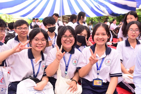 Đăng ký xét tuyển thế nào để dễ trúng tuyển đại học?- Ảnh 2. Học sinh tham dự Chương trình tư vấn tuyển sinh - hướng nghiệp 2024 tại Tiền Giang sáng nay 9-3 - Ảnh: DUYÊN PHAN