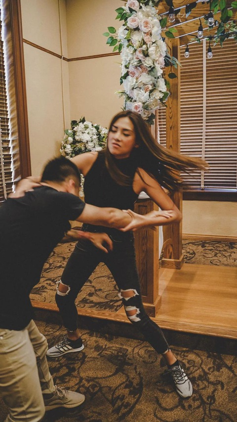 Cô dâu Võ Hoàng Yến mặc jean rách 'siêu quậy' trong ngày cưới- Ảnh 3. Nàng siêu mẫu hài hước phổ biến "quy tắc làm chồng", yêu cầu bạn đời "nói phải nghe, phải chiều" khi về chung nhà