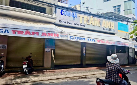 Vụ ngộ độc ăn cơm gà ở Nha Trang: Không đủ cơ sở để xác định thức ăn nào là nguyên nhân gây ngộ độc- Ảnh 2. Quán cơm gà Trâm Anh bị đình chỉ kinh doanh để phục vụ điều tra - Ảnh: MINH CHIẾN