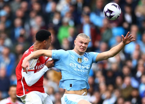 Haaland không còn là 'quái vật' ở Premier League- Ảnh 2. Các hậu vệ tại Premier League đã dễ dàng hóa giải Haaland - Ảnh: REUTERS