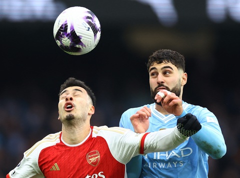 Arsenal và Man City níu chân nhau, Liverpool lên đầu bảng- Ảnh 1. Arsenal (trái) và Man City chia điểm ở vòng 30 Giải ngoại hạng Anh - Ảnh: REUTERS