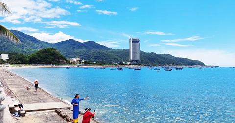 Khánh Hòa phải xử lý 42 dự án, khiếu nại về quy hoạch chung TP Nha Trang- Ảnh 1. Núi Cô Tiên và vịnh Nha Trang tại phía bắc TP Nha Trang có nhiều dự án đô thị đã được giao trên núi và lấp lấn biển thuộc 42 dự án phải rà soát, xử lý - Ảnh: PHAN SÔNG NGÂN