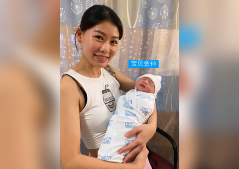 Làm bà nội ở tuổi 34- Ảnh 2. Bà nội tuổi 34 cùng cháu trai của mình.