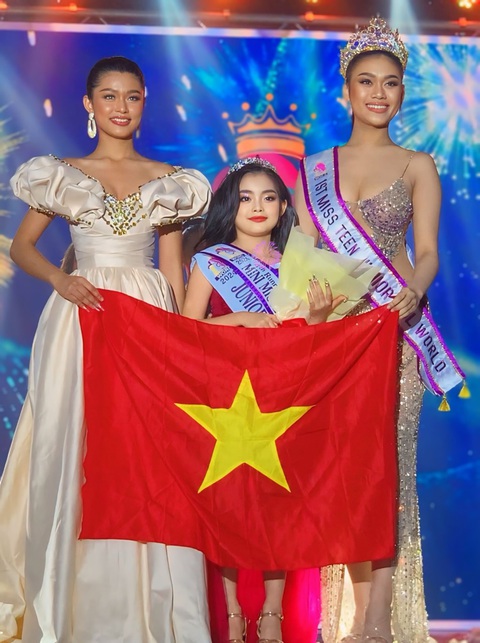 Á hậu Mini Miss Junior Idol World 2024 gọi tên Nguyễn Trần Bảo Linh- Ảnh 1. Xuất hiện đầy tự tin, Nguyễn Trần Bảo Linh đã thực sự gây ấn tượng với những đường catwalk chuyên nghiệp, cuốn hút. Đại diện Việt Nam ghi điểm với thần thái rạng rỡ, hô vang tên