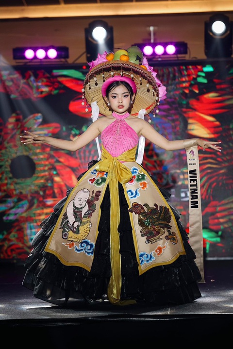 Á hậu Mini Miss Junior Idol World 2024 gọi tên Nguyễn Trần Bảo Linh- Ảnh 3. Nguyễn Trần Bảo Linh mang đến cuộc thi bộ trang phục dân tộc tiêu biểu tôn vinh những giá trị truyền thống của lịch sử và văn hóa Việt Nam. Mẫu nhí trình diễn đầy năng lượng trong bộ quốc phục mang tên “Họa sắc” độc đáo do thương hiệu Eunoia by AN thiết kế.