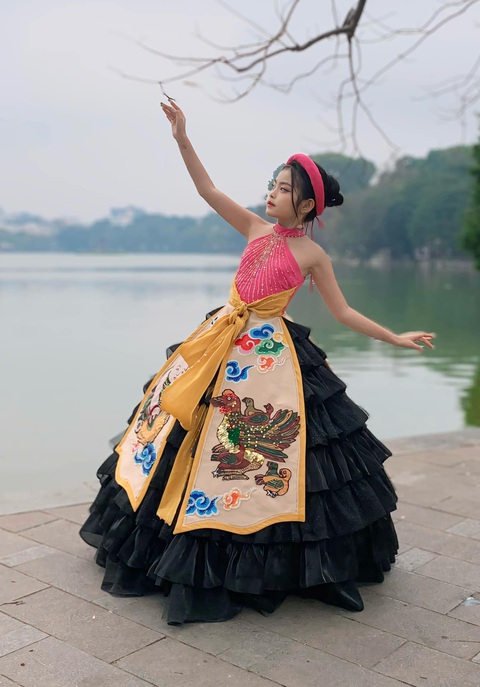 Á hậu Mini Miss Junior Idol World 2024 gọi tên Nguyễn Trần Bảo Linh- Ảnh 4. Nằm trong dự án “Việt Nam đa sắc”, BST “Họa sắc” của Eunoia by AN với 7 thiết kế Haute Couture kể câu chuyện về tinh hoa văn hóa Việt, về những miền di sản bằng ngôn ngữ đặc biệt của thời trang.