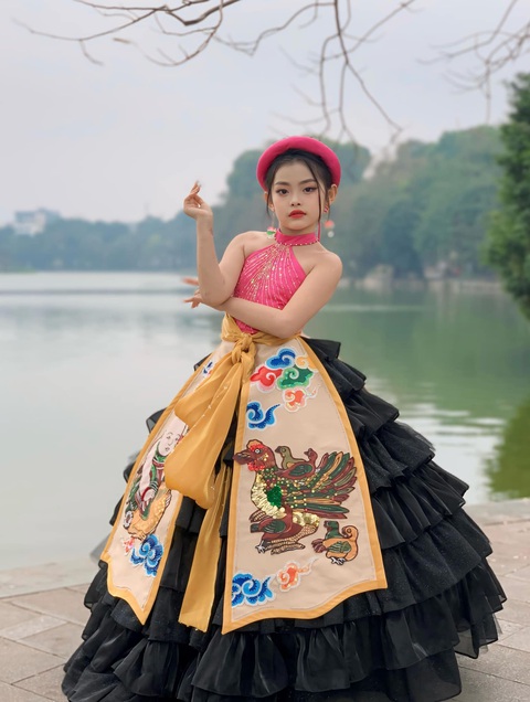 Á hậu Mini Miss Junior Idol World 2024 gọi tên Nguyễn Trần Bảo Linh- Ảnh 5. Văn hóa dân gian truyền thống được truyền tải sắc nét, rõ ràng qua những chi tiết điểm nhấn trên trang phục, từ tranh Đông Hồ tới Hàng Trống, từ hát xẩm đến hát xoan... Những tinh hoa mang đậm dấu ấn văn hóa Việt được nhà thiết kế khéo léo tạo nên bằng đường nét tinh tế và kết đính tỉ mỉ trên trang phục.