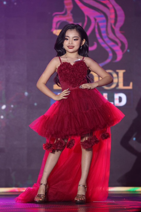 Á hậu Mini Miss Junior Idol World 2024 gọi tên Nguyễn Trần Bảo Linh- Ảnh 6. Bằng tài năng và nỗ lực của mình, trong đêm chung kết, Nguyễn Trần Bảo Linh - Mini Miss Junior Idol World Việt Nam đã được xướng tên, xuất sắc đăng quang danh hiệu Á hậu cuộc thi Mini Miss Junior Idol World 2024 được tổ chức tại Thái Lan. Tại cuộc thi, Bảo Linh cũng đoạt giải Hoa hậu Ngôi sao châu Á trong phần thi hoạt động nhóm.