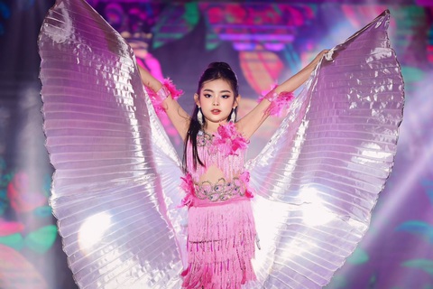 Á hậu Mini Miss Junior Idol World 2024 gọi tên Nguyễn Trần Bảo Linh- Ảnh 9. Ngoài việc học hành giỏi giang, Bảo Linh còn có niềm đam mê về âm nhạc, thời trang và người mẫu. Vừa bước sang tuổi lên 8 nhưng mẫu nhí Bảo Linh đã được đánh giá là gương mặt tài năng của sàn catwalk Việt.
