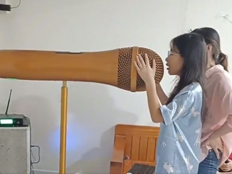 Ảnh vui 1-4: Hát karaoke kiểu 'muốn hàng xóm đi đầu thai'- Ảnh 1. Chịu nổi hông?!