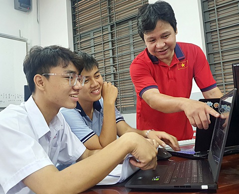 Sau khi nhận giải nhất cuộc thi khoa học kỹ thuật quốc gia, Quốc Bảo (trái) và Tuấn Hy (giữa) vẫn miệt mài làm việc với thầy Đỗ Quốc Anh Triết để nâng cấp sản phẩm của mình - Ảnh: HOÀNG HƯƠNG Sau khi nhận giải nhất cuộc thi khoa học kỹ thuật quốc gia, Quốc Bảo (trái) và Tuấn Hy (giữa) vẫn miệt mài làm việc với thầy Đỗ Quốc Anh Triết để nâng cấp sản phẩm của mình - Ảnh: HOÀNG HƯƠNG