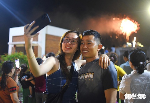 Các bạn trẻ Quy Nhơn rạng rỡ trong đêm bế mạc Amazing Bình Định với màn bắn pháo hoa và trình diễn Drone rực rỡ, ấn tướng - Ảnh: LÂM THIÊN Các bạn trẻ Quy Nhơn rạng rỡ trong đêm bế mạc Amazing Binh Dinh Fest với màn bắn pháo hoa và trình diễn drone rực rỡ, ấn tượng - Ảnh: LÂM THIÊN