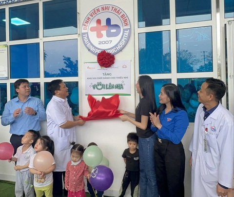 Thùy Tiên bàn giao sân chơi mới cho bệnh nhi tại Thái Bình - Ảnh: NVCC Thùy Tiên bàn giao khu vui chơi mới cho bệnh nhi tại Thái Bình - Ảnh: NVCC