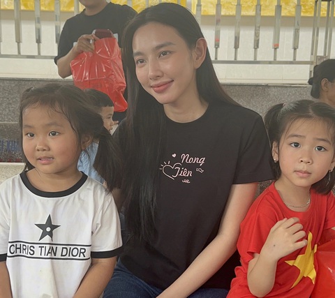 Thùy Tiên và các em nhỏ ở Ninh Bình - Ảnh: NVCC Thùy Tiên và các em nhỏ ở Ninh Bình - Ảnh: NVCC