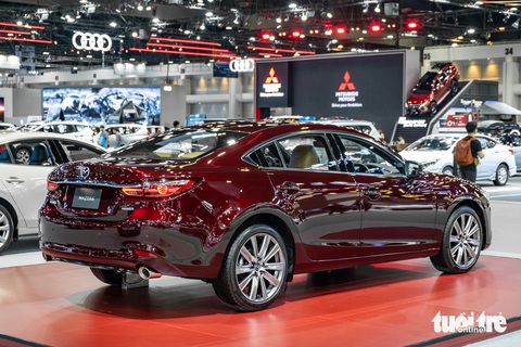 Mazda6 bản đặc biệt đắt ngang Mercedes-Benz C-Class- Ảnh 3. Mazda6 20th Anniversary Edition được sơn màu đỏ Artisan Red Premium độc quyền. Mâm 19 inch sơn màu xám nòng súng. Logo "20th Anniversary" được đặt tại hai bên phía sau hốc bánh trước.