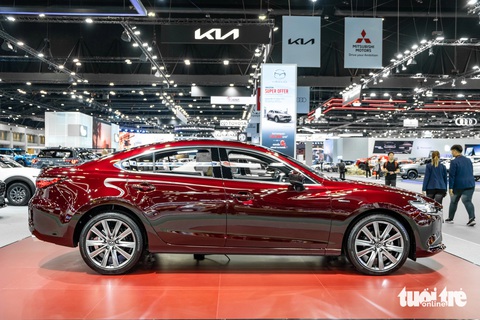 Mazda6 bản đặc biệt đắt ngang Mercedes-Benz C-Class- Ảnh 9. Mazda6 bản kỷ niệm 20 năm được trang bị gói công nghệ hỗ trợ người lái i-Activsense bao gồm: kiểm soát hành trình thông minh, tự động bám đuôi phương tiện phía trước, phanh khẩn cấp, cảnh báo lệch làn, hỗ trợ giữ làn, cảnh báo điểm mù, cảnh báo người lái mất tập trung và đèn pha tự động thích ứng.
