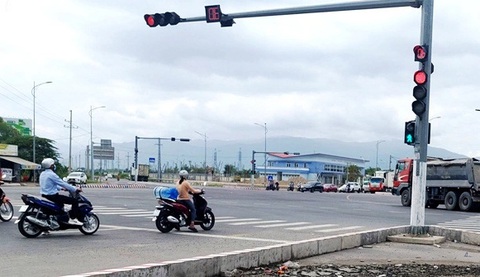Đóng cửa, chuyển bến xe khách liên tỉnh phía Nam Nha Trang đến nơi mới- Ảnh 1. Ngã tư đường Võ Nguyên Giáp với quốc lộ 1, tuyến đường tránh (tại xã Diên Toàn, huyện Diên Khánh) và bến xe khách liên tỉnh phía Nam Nha Trang (ở phía trước) - Ảnh: PHAN SÔNG NGÂN