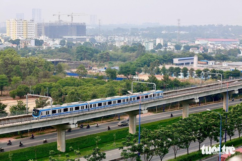 Metro 1 sẽ chạy 7 đoàn tàu từ ngày 1-7, từ 5h sáng đến 22h đêm- Ảnh 1. Theo dự kiến, kể từ tháng 7-2024, TP.HCM vận hành trước 7 đoàn tàu metro số 1 - Ảnh: CHÂU TUẤN