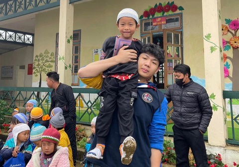 Nam sinh đam mê nước hoa trúng tuyển loạt đại học danh tiếng tại Mỹ- Ảnh 2. Minh tham gia giao lưu với trẻ em tại Mộc Châu, Sơn La trong dự án Thương em mùa 1 - Ảnh: NVCC