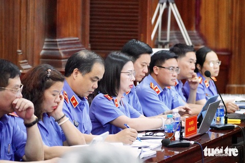 Viện kiểm sát đối đáp 8 vấn đề, khẳng định truy tố bà Trương Mỹ Lan tham ô là có cơ sở- Ảnh 1. Các kiểm sát viên giữ quyền công tố tại tòa tranh luận với quan điểm bào chữa của luật sư - Ảnh: HỮU HẠNH