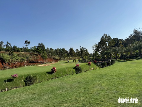 Nhiều diện tích đất làm sân golf có nhiều chủ sở hữu nên UBND TP Buôn Ma Thuột đang tiếp tục cho kiểm tra để xử lý - Ảnh: TÂM AN Nhiều diện tích đất làm sân golf mini có nhiều chủ sở hữu nên UBND TP Buôn Ma Thuột đang tiếp tục cho kiểm tra để xử lý - Ảnh: TÂM AN