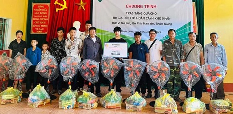 Nam sinh đam mê nước hoa trúng tuyển loạt đại học danh tiếng tại Mỹ- Ảnh 3. Dự án Thương em của Minh phối hợp với một đơn vị tổ chức trao quà cho một số gia đình khó khăn ở Tuyên Quang - Ảnh: NVCC