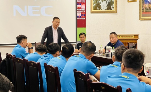 VAR đã nhanh hơn ở lượt về V-League 2023-2024- Ảnh 2. Chủ tịch VFF Trần Quốc Tuấn phát biểu chỉ đạo ở buổi tập huấn VAR hôm 29-3 - Ảnh: VFF