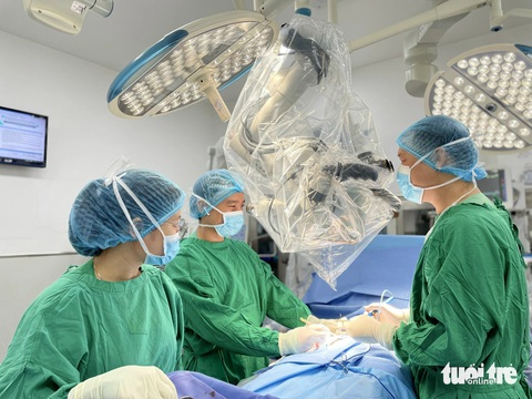 Hy hữu: 'Bắt' tinh trùng cho người chồng mang nhiễm sắc thể nam lẫn nữ- Ảnh 1. Ê kíp thực hiện vi phẫu thuật micro TESE cho bệnh nhân N. - Ảnh: P.T.