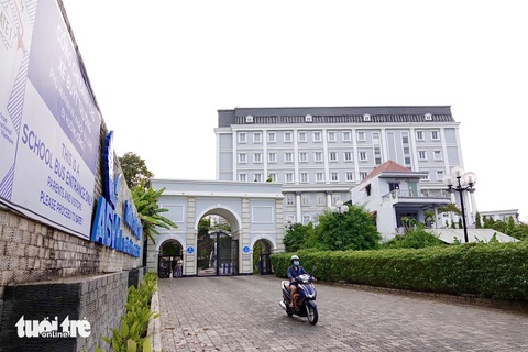 Vụ Trường quốc tế AISVN: Học sinh chưa đi học lại như dự kiến- Ảnh 1. Hôm nay 1-4, học sinh Trường quốc tế AISVN vẫn chưa được đi học trở lại - Ảnh: T.T.D.