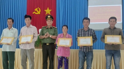 Khen thưởng 5 người nhặt và nộp lại ma túy trôi dạt vào bờ biển- Ảnh 2. Đại tá Nguyễn Hồng Khắc, phó giám đốc Công an tỉnh Tiền Giang, trao giấy khen và tiền thưởng các cá nhân - Ảnh: LÊ HOÀI