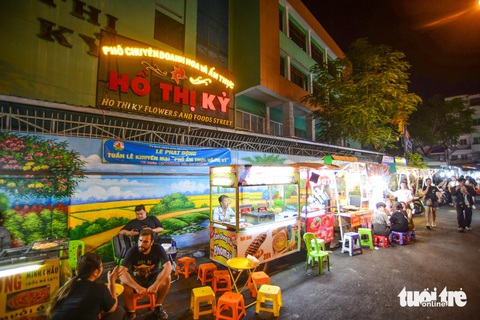 Phố đêm chuyên doanh hoa và ẩm thực Hồ Thị Kỷ, quận 10, TP.HCM tối 29-3 - Ảnh: QUANG ĐỊNH Phố đêm chuyên doanh hoa và ẩm thực Hồ Thị Kỷ, quận 10, TP.HCM tối 29-3 - Ảnh: QUANG ĐỊNH