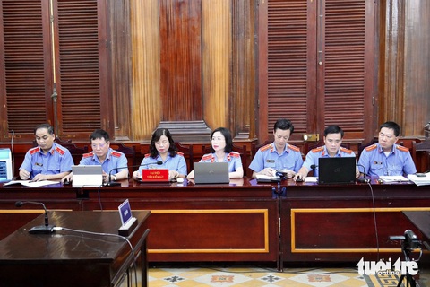Viện kiểm sát: Bà Đỗ Thị Nhàn nhận tiền và chỉ cho bà Trương Mỹ Lan cách đối phó sai phạm ở SCB- Ảnh 1. Các kiểm sát viên tranh luận tại tòa - Ảnh: HỮU HẠNH