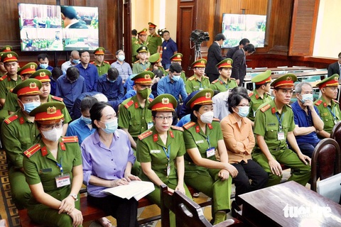 Viện kiểm sát: Bà Đỗ Thị Nhàn nhận tiền và chỉ cho bà Trương Mỹ Lan cách đối phó sai phạm ở SCB- Ảnh 2. Bà Trương Mỹ Lan, Đỗ Thị Nhàn, Nguyễn Văn Hưng (hàng đầu, từ trái sang) tại tòa - Ảnh: HỮU HẠNH