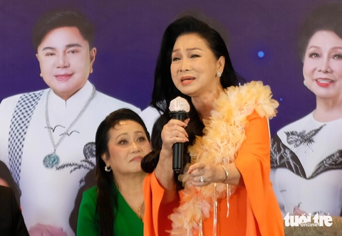 Nghệ sĩ Bạch Tuyết ca cải lương trong buổi giới thiệu Học viện cải lương do bà làm viện trưởng - Ảnh: LINH ĐOAN Nghệ sĩ Bạch Tuyết ca cải lương trong buổi giới thiệu Học viện cải lương do bà làm viện trưởng - Ảnh: LINH ĐOAN