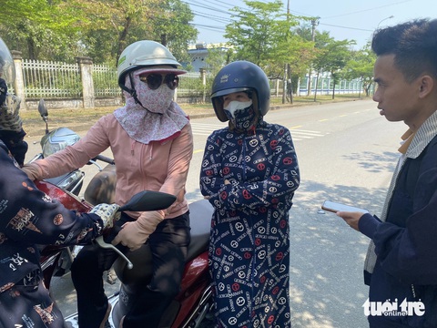 Hàng chục công nhân may ngưng việc đi đòi lương, bảo hiểm, trợ cấp- Ảnh 3. Các công nhân trao đổi với phóng viên ngày 1-4 - Ảnh: ĐOÀN NHẠN