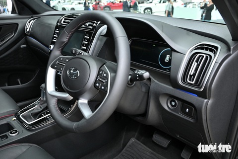 Chi tiết Hyundai Creta Alpha, bản đặc biệt dành cho người khác số đông- Ảnh 8. Về tiện nghi, xe sở hữu dàn hệ thống âm thanh bose 8 loa, đèn viền nội thất, điều khiển bằng giọng nói, Apple CarPlay/Android Auto kết nối không dây.