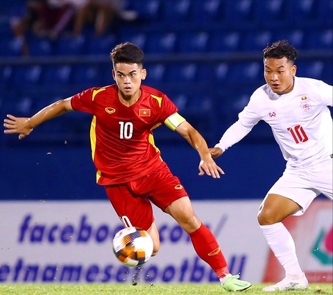 HLV Hoàng Anh Tuấn triệu tập 28 cầu thủ chuẩn bị cho VCK U23 châu Á 2024- Ảnh 4. Khuất Văn Khang (trái) có tên trong danh sách chuẩn bị tham dự VCK U23 châu Á 2024 - Ảnh: HOÀNG TÙNG