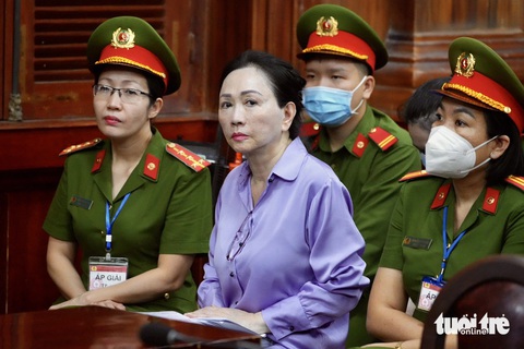 Bà Trương Mỹ Lan xin tòa giảm nhẹ hình phạt cho chồng, cháu gái và nhiều bị cáo khác- Ảnh 1. Bà Trương Mỹ Lan tại tòa - Ảnh: HỮU HẠNH
