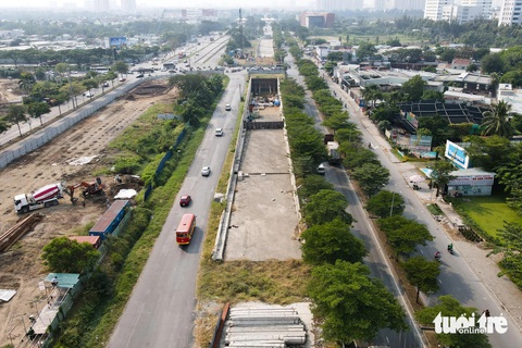 Các tuyến xe buýt đổi lộ trình trong thời gian làm hầm chui Nguyễn Văn Linh- Ảnh 1. Khu vực thi công hầm chui Nguyễn Văn Linh - Ảnh: PHƯƠNG NHI
