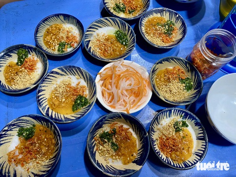 Du lịch không cần chụp ảnh, tôi xách ba lô lên và chú trọng giấc ngủ- Ảnh 4. Và đừng quên thưởng thức đặc sản tại mỗi nơi đến - Ảnh minh họa: HÀ THANH