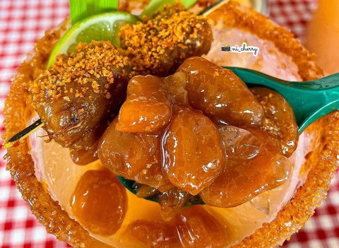 Trà me muối ớt có đủ sức đánh bay oi bức ngày hè?- Ảnh 3. Nhiều chủ quán còn kèm thêm cả mứt me cay, kẹo me, hạt đác rim me vào loại thức uống này để chiêu đãi thực khách - Ảnh: ni_cherry